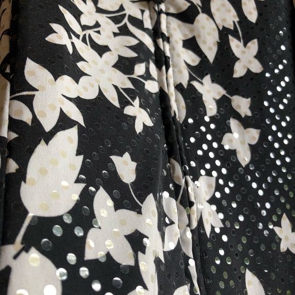 Fabulous jacket with shiny fabric. The spandex makes it very comfortable. - Picture 4 of 7